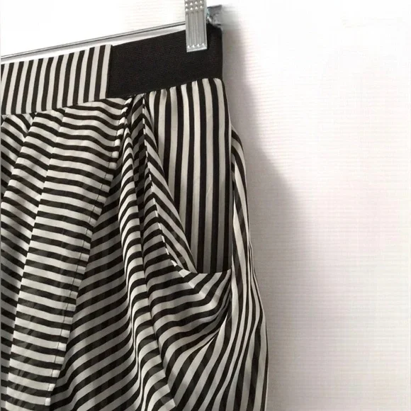 🆕 Guess grey / Black knit tulip skirt 🧨 - Picture 4 of 10